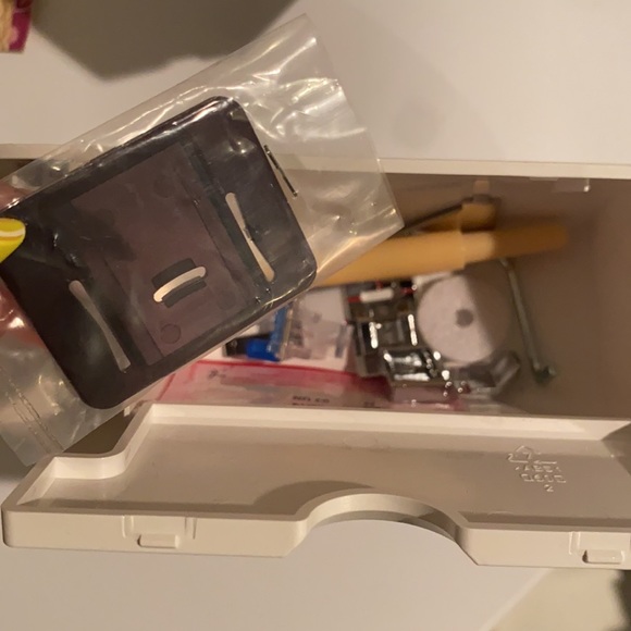 Singer sewing machine - Picture 12 of 13